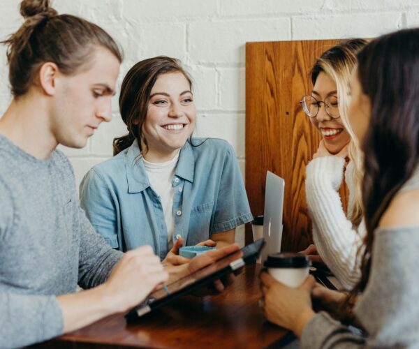 Amusez-vous avec ces oxymores : exemples drôles de la langue française