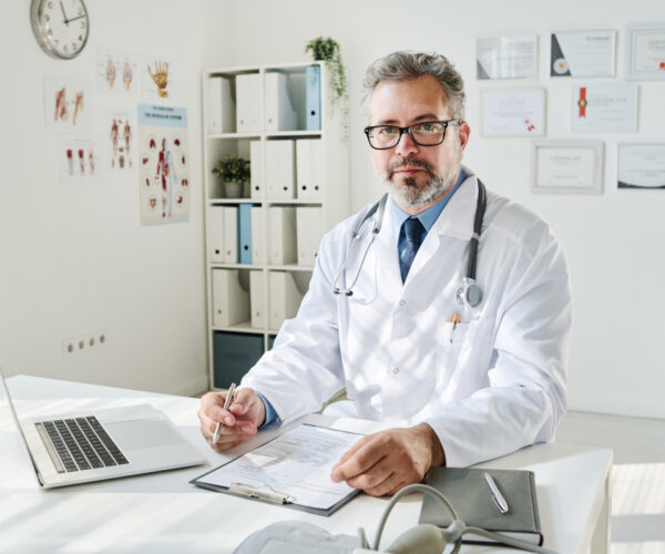 Que dit la loi sur la plaque professionnelle pour médecin ?