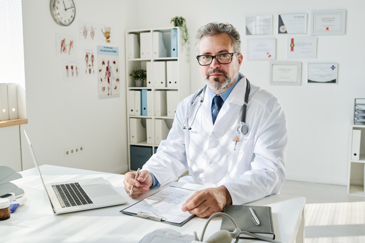 Que dit la loi sur la plaque professionnelle pour médecin ?